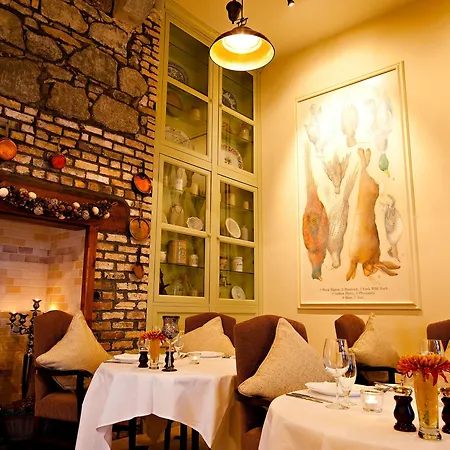 Mount Falcon Estate בלינה