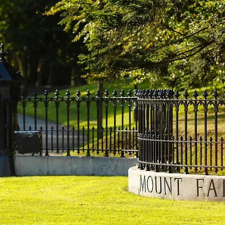 Mount Falcon Estate מלון 4*