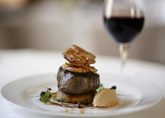 מלון Mount Falcon Estate 4*