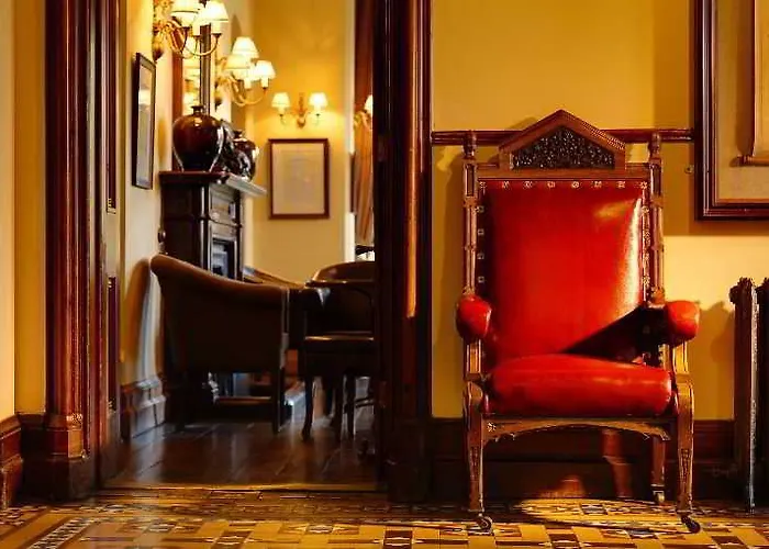 מלון Mount Falcon Estate 4*